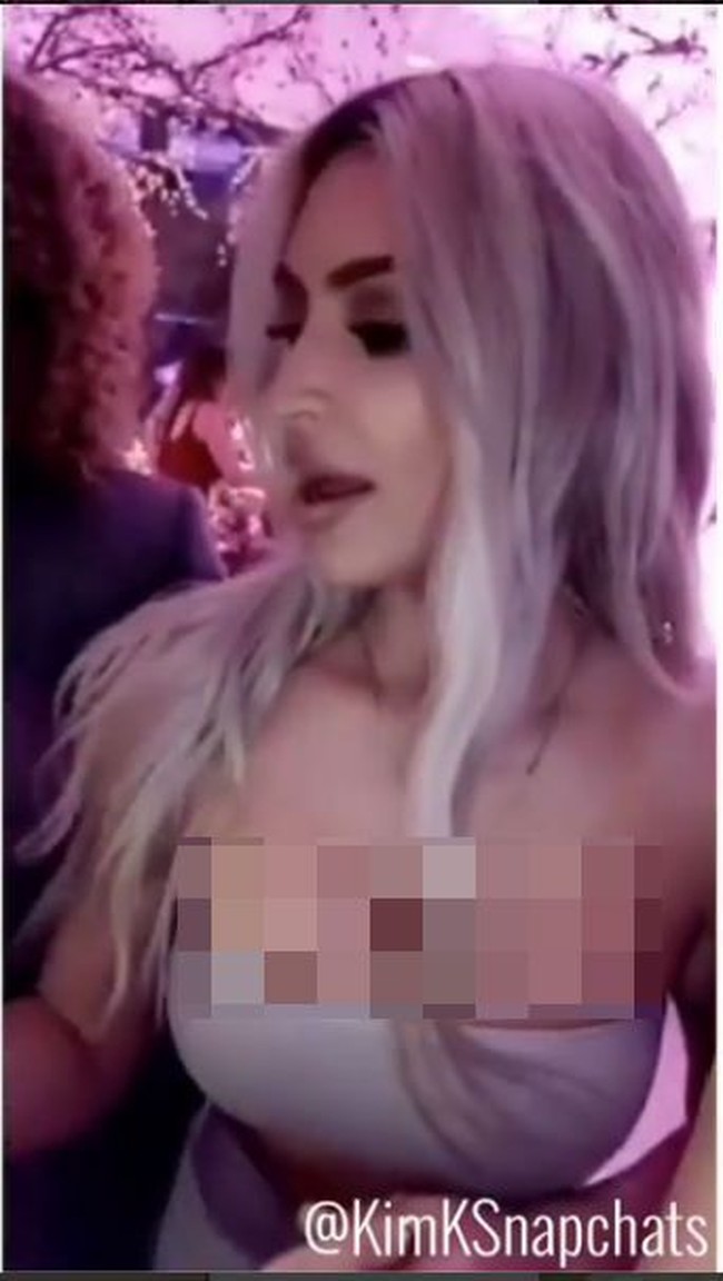 Kim di hari itu tampil dengan bandeau dan rok ketat sebagai paduannya. Tak tampak perut buncit seperti wanita hamil lainnya, karena Kim dan Kanye menggunakan ibu pengganti untuk anak ketiganya. Foto: Dok. Instagram