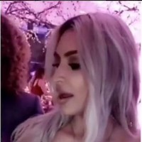 Kim di hari itu tampil dengan bandeau dan rok ketat sebagai paduannya. Tak tampak perut buncit seperti wanita hamil lainnya, karena Kim dan Kanye menggunakan ibu pengganti untuk anak ketiganya. Foto: Dok. Instagram