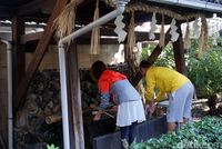  Sebelum beribadah, penganut Shinto bersuci dulu (Wahyu/detikTravel)