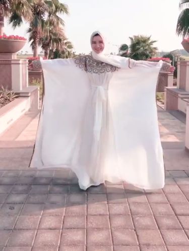 Biasa Tampil Seksi, Sosialita Cantik Jamie Chua Berhijab Saat ke Abu Dhabi