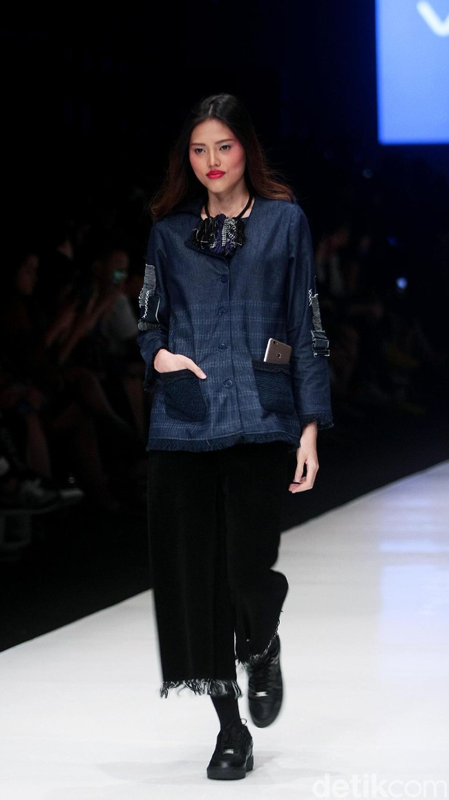 Fashion show Lekat di Jakarta Fashion Week 2018, Senayan City, Jakarta, Jumat (27/10/2017). Foto: Mohammad Abduh/Wolipop