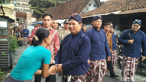 Prabowo menyapa warga Kotagede, Yogyakarta. 