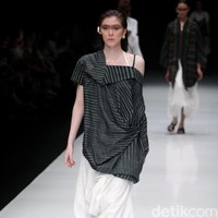Rancangan terbaru dari Lulu Lutfi Labibi yang mengangkat tema Persimpangan di Jakarta Fashion Week 2018, Senayan City, Jakarta, Kamis (26/10/2017). Foto: Mohammad Abduh/Wolipop