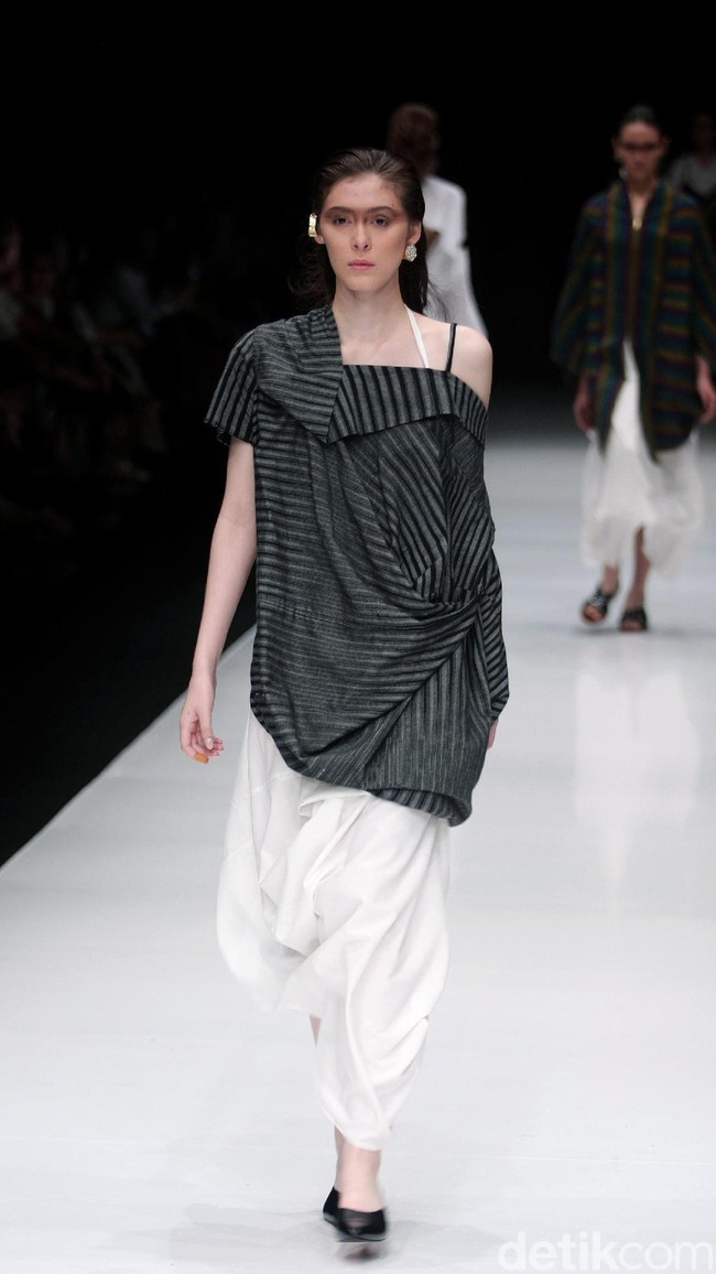 Rancangan terbaru dari Lulu Lutfi Labibi yang mengangkat tema Persimpangan di Jakarta Fashion Week 2018, Senayan City, Jakarta, Kamis (26/10/2017). Foto: Mohammad Abduh/Wolipop
