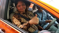 Menteri Perindustrian Airlangga Hartarto menjajal mobil listrik Note e-Power. Airlangga ditemani oleh Presiden Direktur Nissan Motor Indonesia Eiichi Koito, Dirjen Ilmate I Gusti Putu Suryawiryawan, serta General Manager R and D NMI Masayuki Ohsugi.