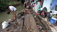 Tanggul yang jebol yang mengakibatkan banjir.