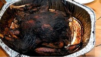 Tampilan ayam panggang buatan netizen ini mengundang komentar kocak dari Ramsay. Kamu harusnya memanggang ayam, bukan membawanya ke krematorium, tulis ayah 4 anak ini. Foto: Bored Panda