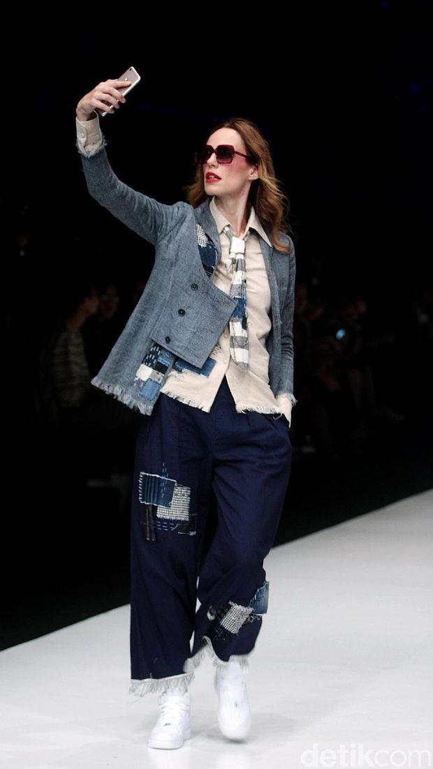 Koleksi Lekat yang berbahan tenun tradisional. 