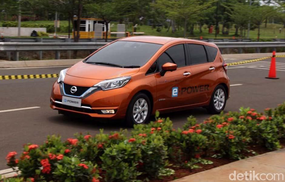 Menteri Perindustrian Airlangga Hartarto menjajal mobil listrik Nissan Note e-Power. Menurut Airlangga mobil listrik ini powerful.