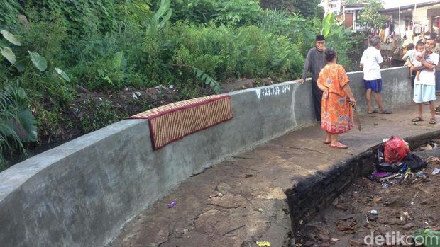 Banjir di Jatipadang Surut, Warga Kembali Beraktivitas