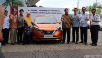 Tapi berbeda dengan kendaraan listrik biasa, teknologi Nissan e-Power tidak membutuhkan charger eksterbal melainkan menggunakan mesin bensin berukuran kecil untuk mengisi daya baterai ketika mobil sedang dikendarai.