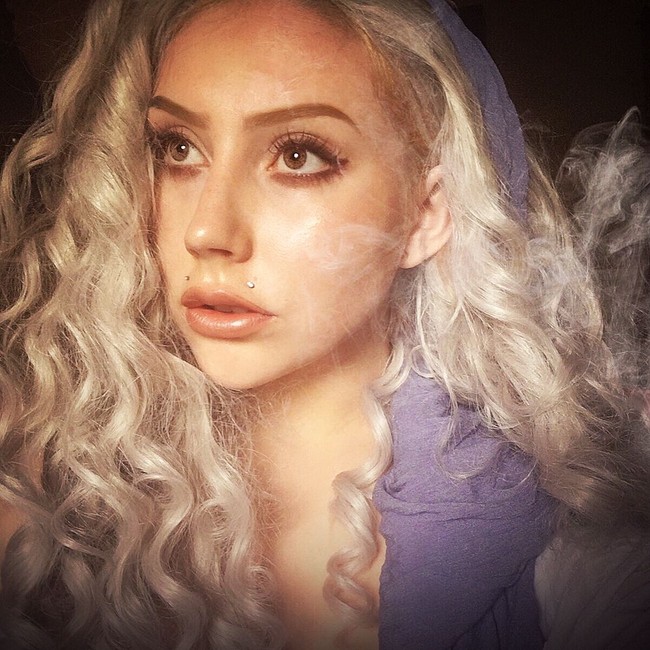 Jadi pernah suatu hari aku menghitung berapa banyak komentar tentang Lady Gaga yang aku terima. Karena aku pernah bergurau jika aku mendapat 1 dolar setiap kali orang menyebutku mirip Gaga, aku akan kaya. Dan komentar itu sebanyak 677. 677 dolar itu banyak bagiku. Iyu belum termasuk foto yang aku hapus atau komentar orang. Itu hanya dari satu foto pertama saat orang-orang mulai menyadari kemiripannya, ungkap Rose tentang wajahnya yang mirip penyanyi eksenterik itu. Foto: Dok. Instagram