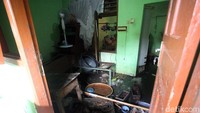 Sampah sisa banjir.