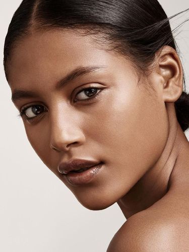 Alasan Kosmetik Rihanna Bisa Hits Hingga Laku Keras