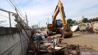 Pembongkaran ini dilakukan dalam rangka mengembalikan fungsi jalur inspeksi.