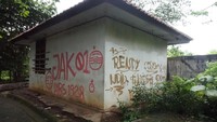 Ada ulah vandalisme dengan mencoret-coret tembok dan bangunan hutan kota. (Foto: Arief Ikhsanudin/detikcom)