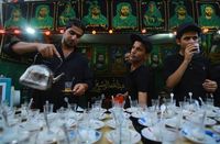 Ada tenda-tenda yang menyediakan makanan dan minuman untuk para peziarah (Abdullah Dhiaa Al-deen/Reuters)