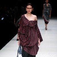 Rancangan terbaru dari Lulu Lutfi Labibi yang mengangkat tema Persimpangan di Jakarta Fashion Week 2018, Senayan City, Jakarta, Kamis (26/10/2017). Foto: Mohammad Abduh/Wolipop