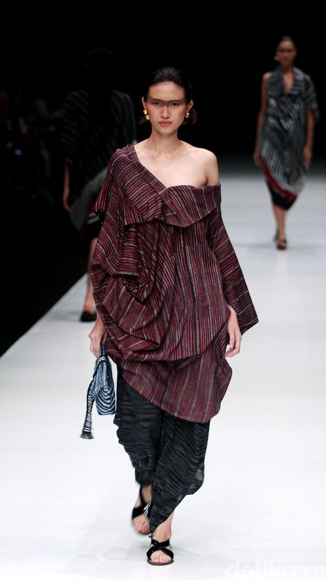 Rancangan terbaru dari Lulu Lutfi Labibi yang mengangkat tema Persimpangan di Jakarta Fashion Week 2018, Senayan City, Jakarta, Kamis (26/10/2017). Foto: Mohammad Abduh/Wolipop