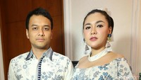 Kompaknya gaya Vicky Shu dan suami. Foto: Vicky Shu dan Suami (Palevi/detikHOT)