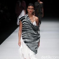 Rancangan terbaru dari Lulu Lutfi Labibi yang mengangkat tema Persimpangan di Jakarta Fashion Week 2018, Senayan City, Jakarta, Kamis (26/10/2017). Foto: Mohammad Abduh/Wolipop