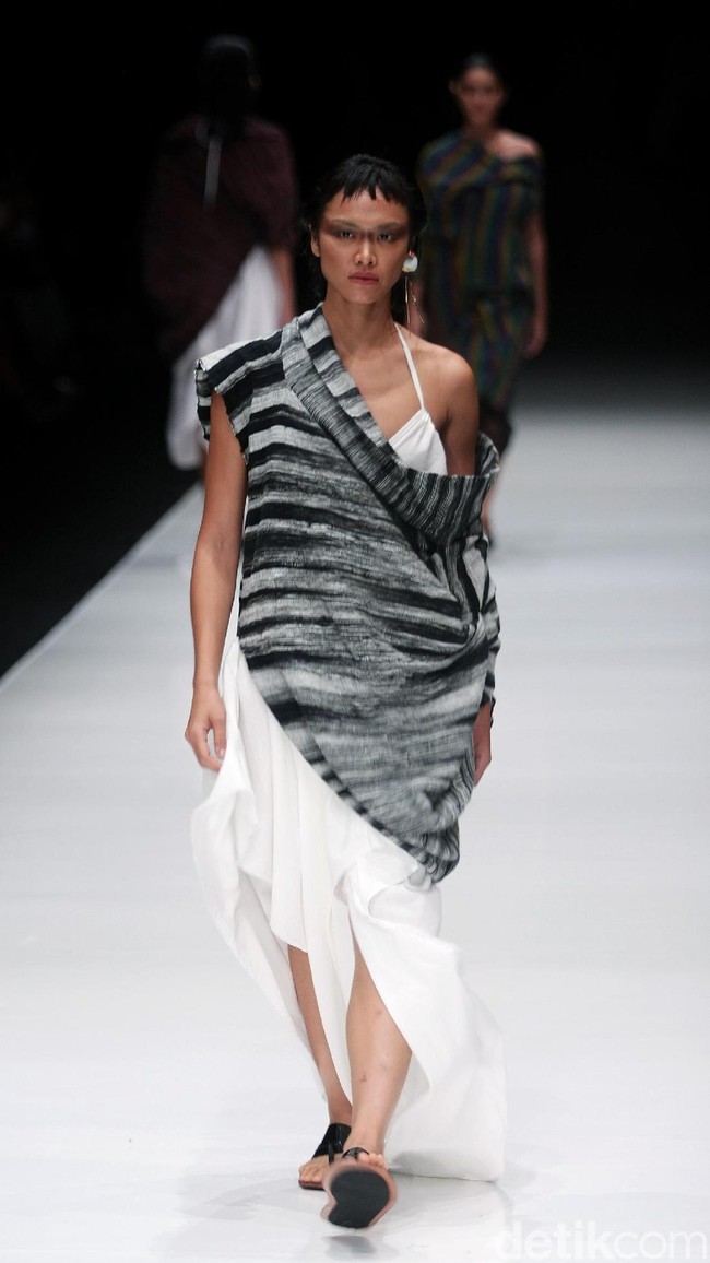 Rancangan terbaru dari Lulu Lutfi Labibi yang mengangkat tema Persimpangan di Jakarta Fashion Week 2018, Senayan City, Jakarta, Kamis (26/10/2017). Foto: Mohammad Abduh/Wolipop