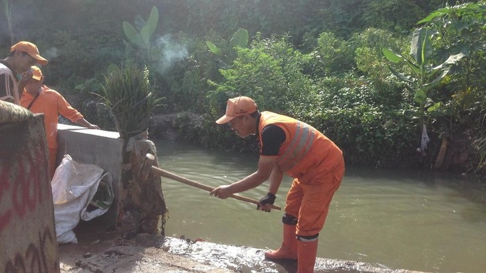 Pasukan Oranye Bangun Tanggul Sementara di Jatipadang