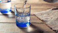 Minum air yang sudah matang, disaring atau purified water untuk menghindari risiko penularan virus dan bakteri dari air minum. (foto: ilustrasi/thinkstock)