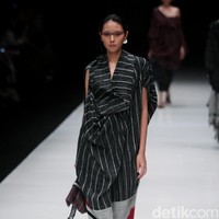 Rancangan terbaru dari Lulu Lutfi Labibi yang mengangkat tema Persimpangan di Jakarta Fashion Week 2018, Senayan City, Jakarta, Kamis (26/10/2017). Foto: Mohammad Abduh/Wolipop