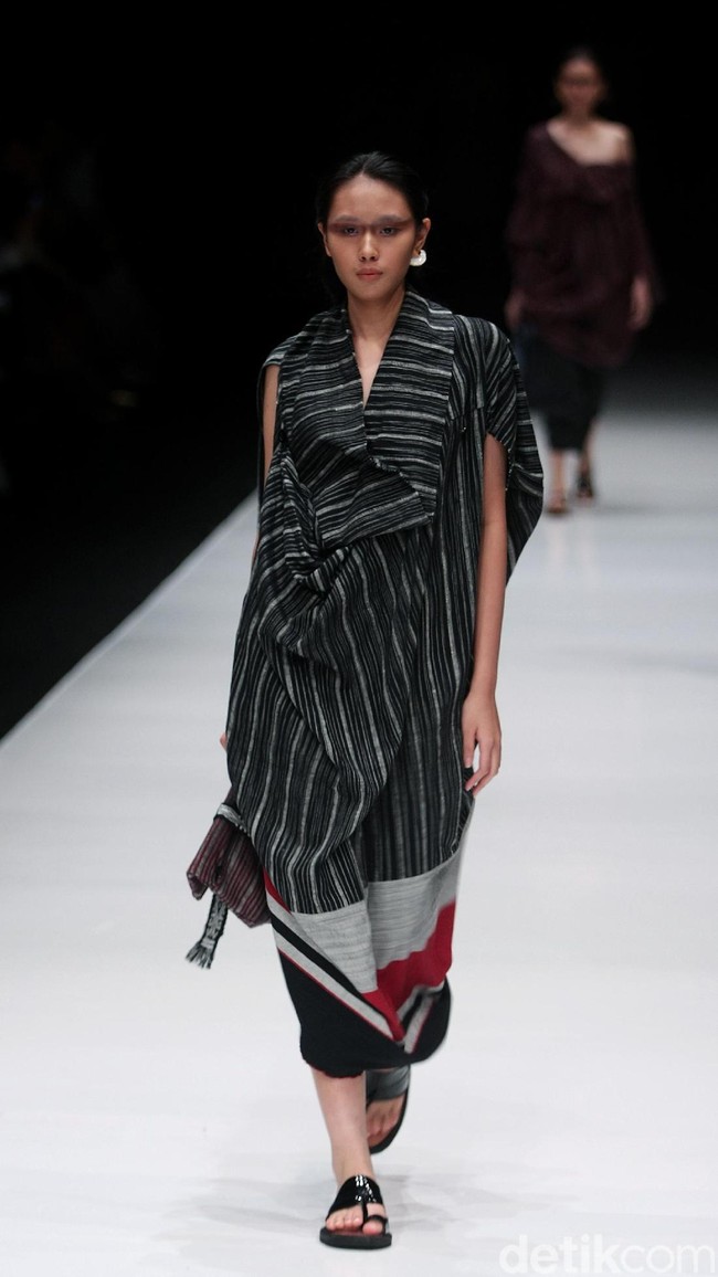 Rancangan terbaru dari Lulu Lutfi Labibi yang mengangkat tema Persimpangan di Jakarta Fashion Week 2018, Senayan City, Jakarta, Kamis (26/10/2017). Foto: Mohammad Abduh/Wolipop