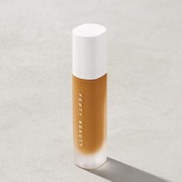 Fenty Beauty, brand kosmetik milik Rihanna dirilis di 2017 ini. Brand kecantikannya itu menjadi viral setelah merilis 40 warna foundation. Foundation dengan nama Pro Filtr itu diulas oleh hampir seluruh beauty vlogger, blogger dan influencer. Mulai dari mereka yang berkulit gelap hingga kulit pucat bahkan wanita albino memberikan ulasan yang bagus tentang foundation tersebut.  Foto: dok. Fenty Beauty