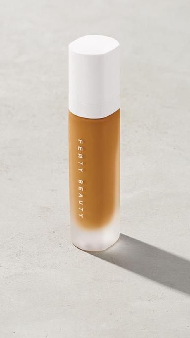 Fenty Beauty, brand kosmetik milik Rihanna dirilis di 2017 ini. Brand kecantikannya itu menjadi viral setelah merilis 40 warna foundation. Foundation dengan nama Pro Filtr itu diulas oleh hampir seluruh beauty vlogger, blogger dan influencer. Mulai dari mereka yang berkulit gelap hingga kulit pucat bahkan wanita albino memberikan ulasan yang bagus tentang foundation tersebut.  Foto: dok. Fenty Beauty