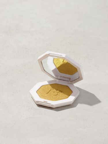 Alasan Kosmetik Rihanna Bisa Hits Hingga Laku Keras