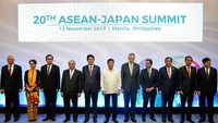 Mereka terlihat akrab begitu foto diambil (Foto: REUTERS/Ezra Acayan/Pool)