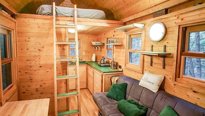 Deretan rumah mungil berdiri di berbagai negara bagian di Amerika Serikat. Kebanyakan berukuran kurang dari 200 kaki persegi (sq ft). Lebih kecil dari rata-rata kamar tidur utama di Amerika Serikat (AS).