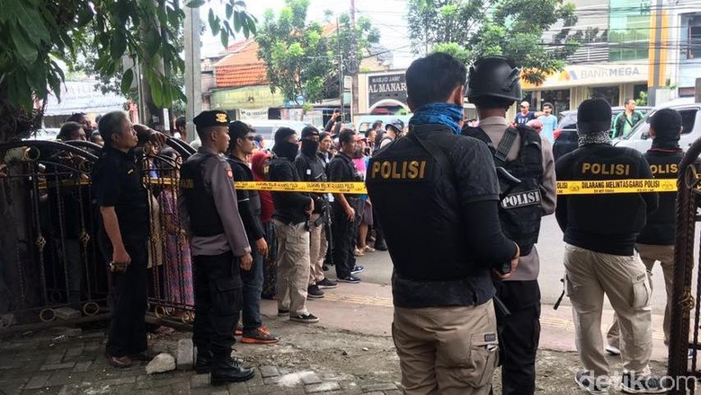 Prarekonstruksi Dokter Tembak Mati Istri, Garis Polisi Dipasang Prarekonstruksi Dokter Tembak Mati Istri, Garis Polisi Dipasang