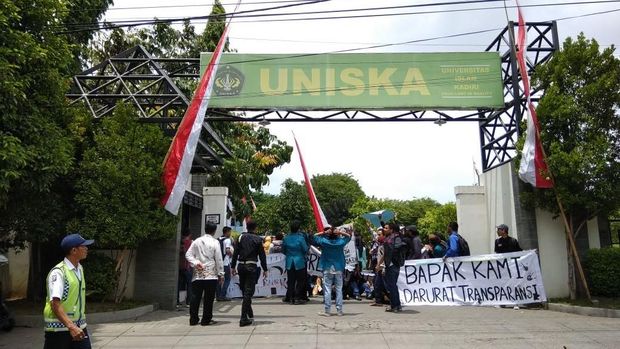 Mahasiswa memulai aksinya dengan berjalan kaki dari luar menuju dalam