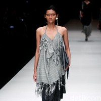 Rancangan terbaru dari Lulu Lutfi Labibi yang mengangkat tema Persimpangan di Jakarta Fashion Week 2018, Senayan City, Jakarta, Kamis (26/10/2017). Foto: Mohammad Abduh/Wolipop