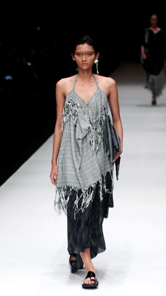 Rancangan terbaru dari Lulu Lutfi Labibi yang mengangkat tema Persimpangan di Jakarta Fashion Week 2018, Senayan City, Jakarta, Kamis (26/10/2017). Foto: Mohammad Abduh/Wolipop
