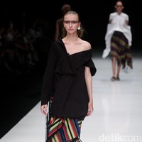 Rancangan terbaru dari Lulu Lutfi Labibi yang mengangkat tema Persimpangan di Jakarta Fashion Week 2018, Senayan City, Jakarta, Kamis (26/10/2017). Foto: Mohammad Abduh/Wolipop