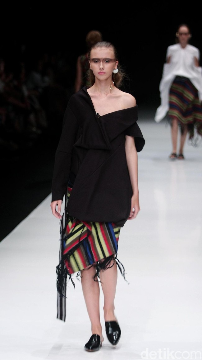Rancangan terbaru dari Lulu Lutfi Labibi yang mengangkat tema Persimpangan di Jakarta Fashion Week 2018, Senayan City, Jakarta, Kamis (26/10/2017). Foto: Mohammad Abduh/Wolipop