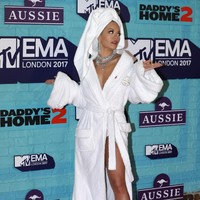 Sepatunya pun tak kalah mewah, ia mengenakan high heels putih dengan hiasan kristal. Foto: Getty Images