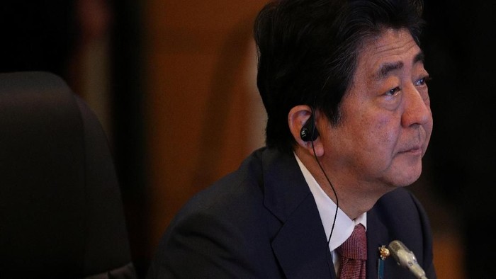 Japans Prime Minister Shinzo Abe attends the opening session of the 20th ASEAN-JAPAN Summit in Manila, Philippines November 13, 2017. REUTERS/Athit Perawongmetha