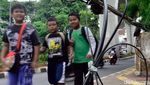 Duh, Kabel Semrawut Bahayakan Pengguna Jalan