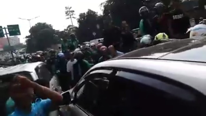 Mobil WNA di Dekat Kokas Dikerumuni Ojol karena Serempetan