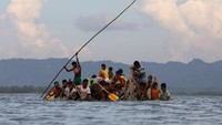 Gelombang pengungsi Rohingya menyeberangi Sungai Naf menuju Bangladesh 12 November kemarin. Mohammad Ponir Hossain/Reuters.