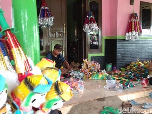 Menengok Kampung Terompet di Cirebon Jelang Tahun Baru
