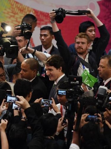 Jurnalis mengerubuti Trudeau usai konferensi pers