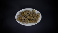 Permen di Korea Utara tak terliihat menarik. Bentuknya bundar dan berwarna cokelat. Permen yang dibuat langsung oleh penjual ini memakai gula dan cuka sebagai bahan utamanya. Foto: Reuters