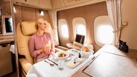 Di boeing 777 ini ada pula kelas bisnis dengan 42 kursi. Kursi penumpang kelas bisnis pun dapat di atur full layaknya first class. Kemudian ada area penyimpanan dan panel privasi di antara tempat duduk. (dok Emirates)